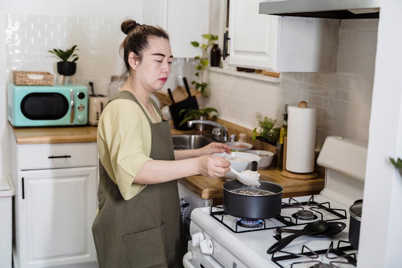 女人在厨房做饭