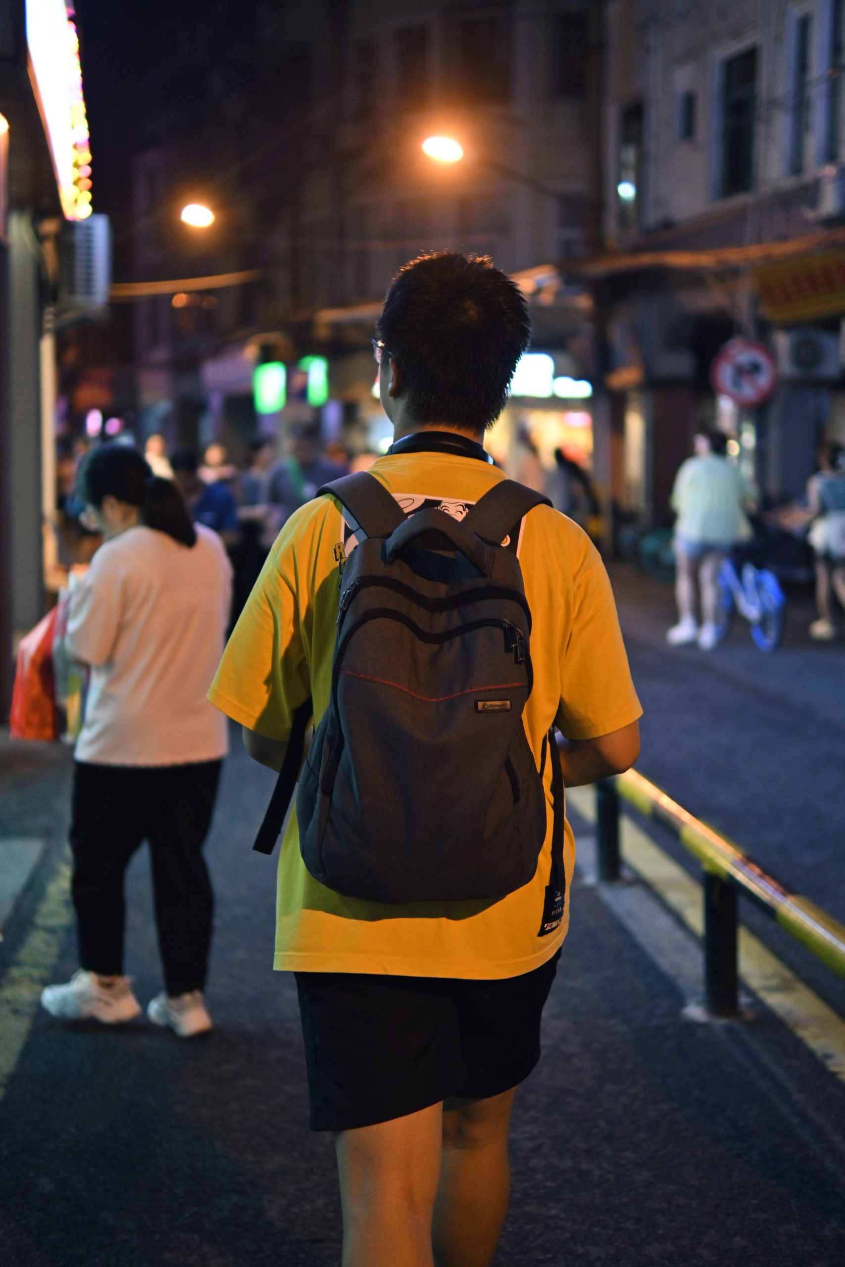老人夜晚乘凉聊天