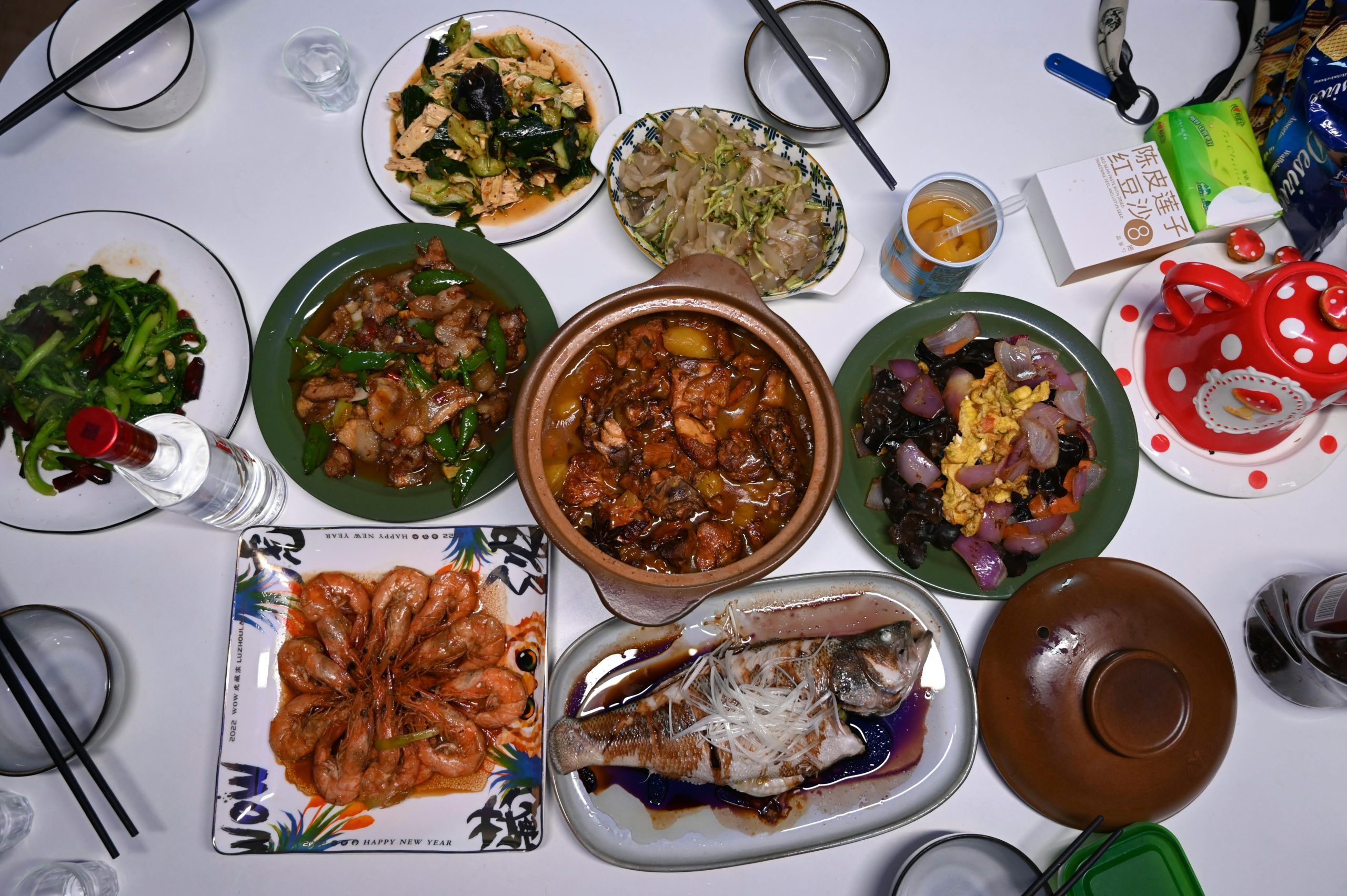 一家人围坐吃饭,团圆
