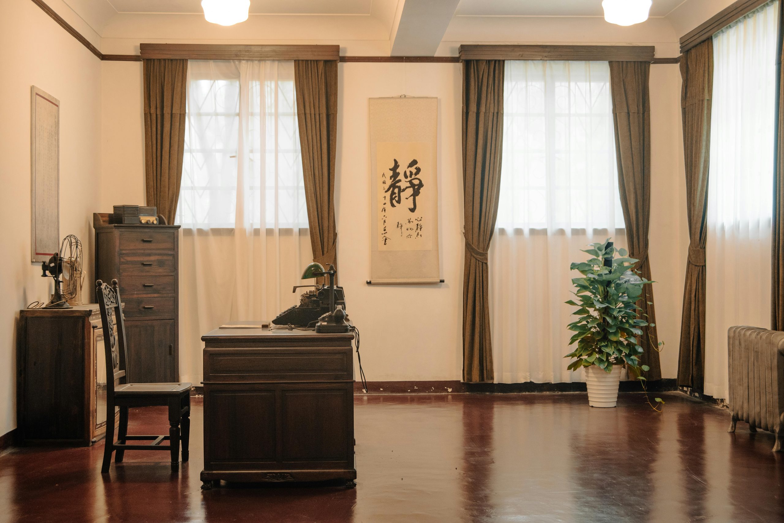 整洁有序的鞋柜内部，鞋子整齐摆放，收纳工具合理利用