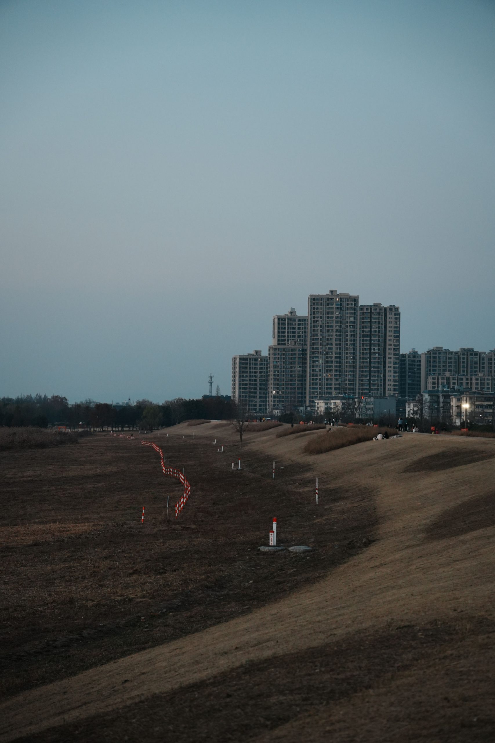蓝天白云下的城市街道，阳光明媚，白云朵朵