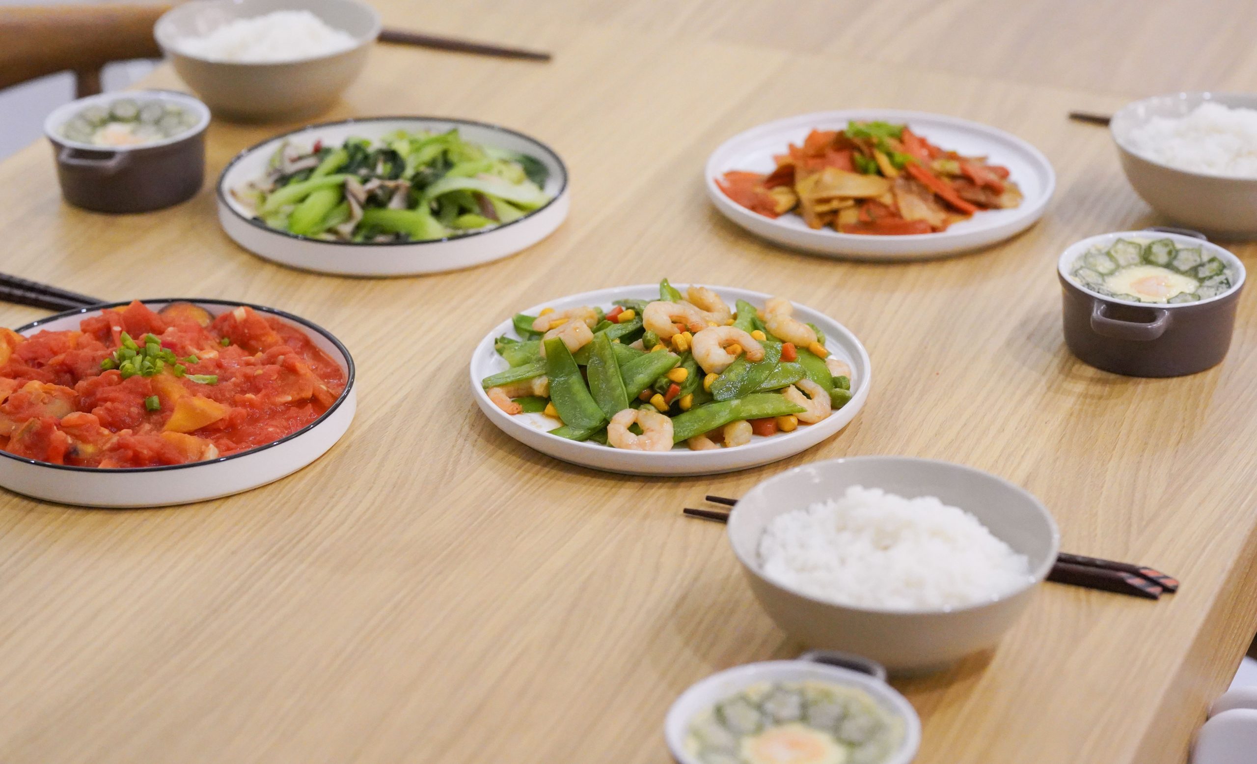 全家人一起吃清淡饭菜
