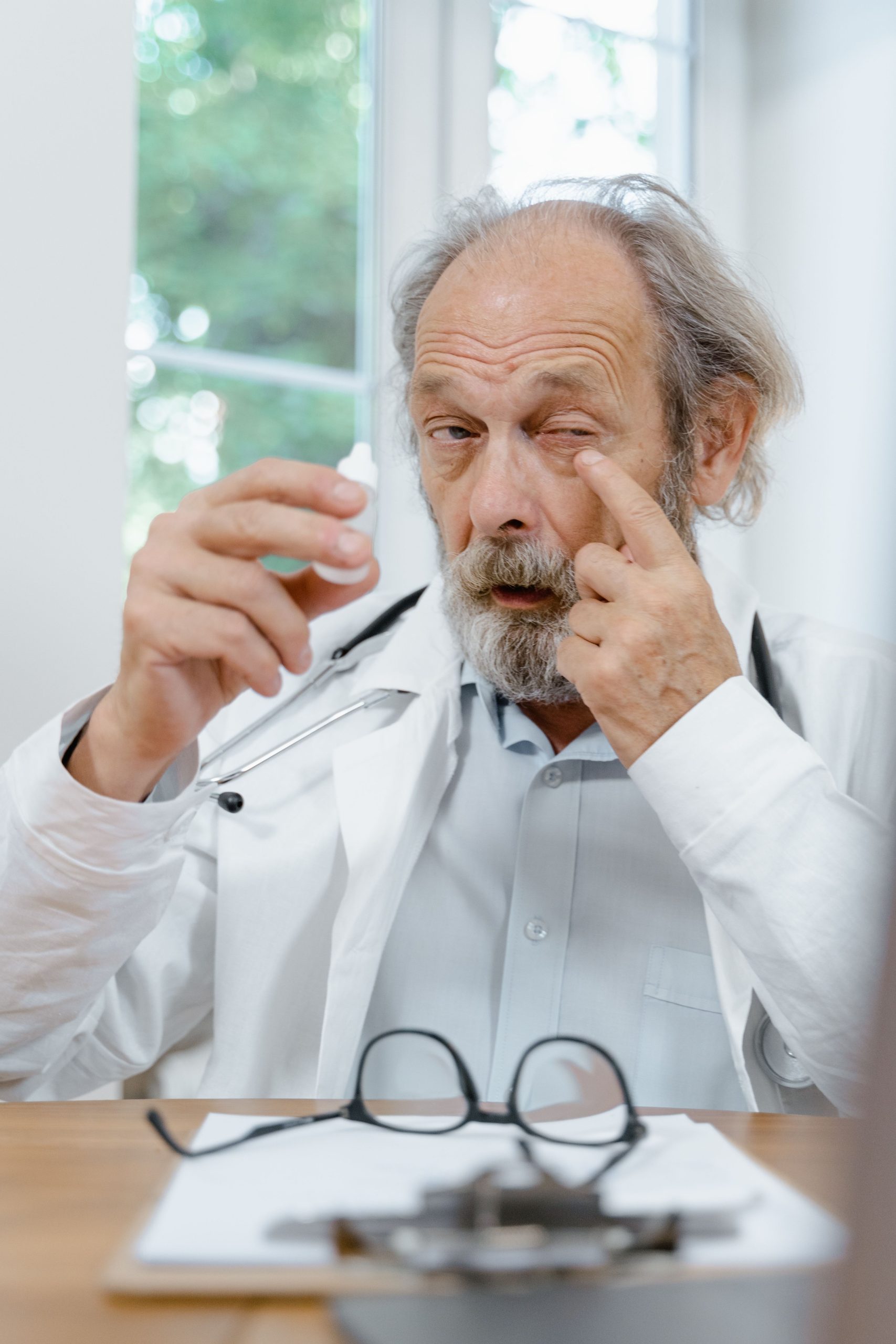 医生给老人检查眼睛