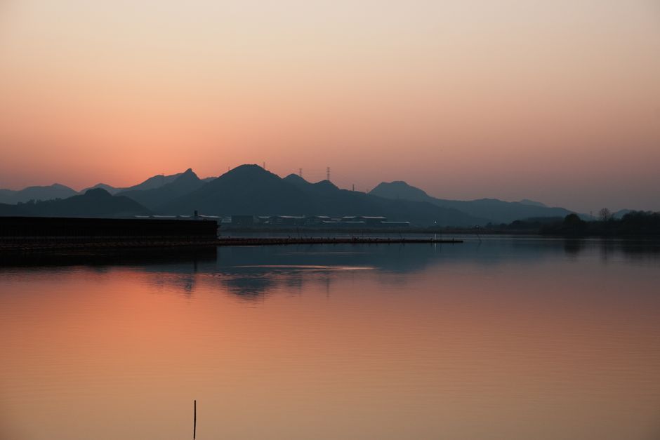 清晨朝阳喝水