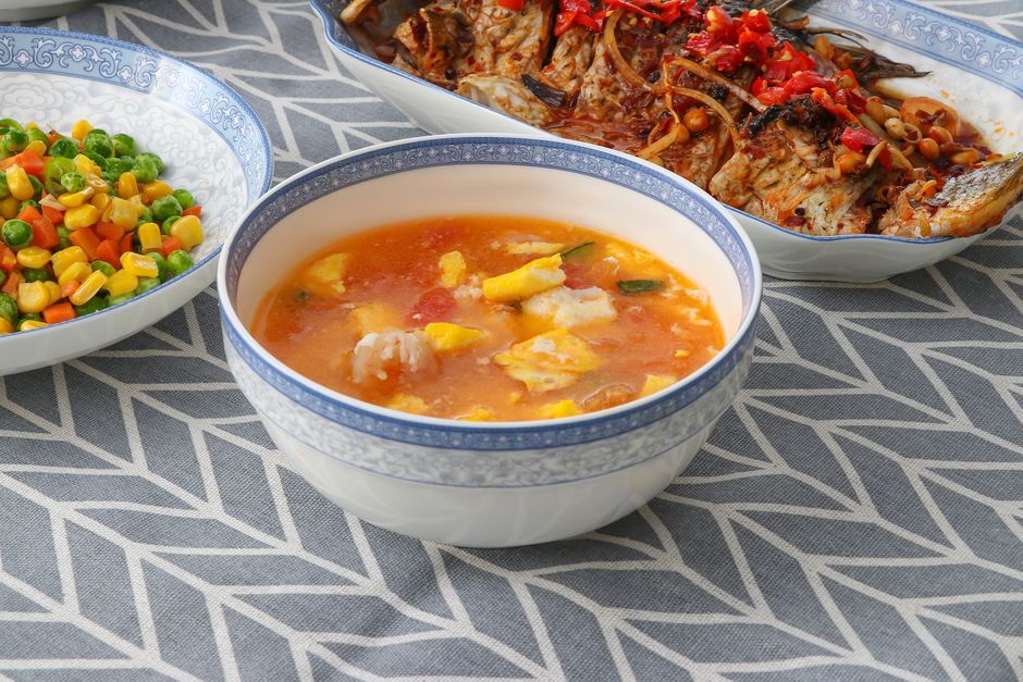 陶瓷汤碗,热汤,餐桌